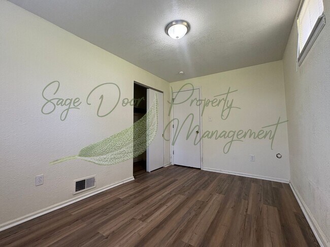 Building Photo - SPACIOUS TOWNHOME WITH GARAGE!!!