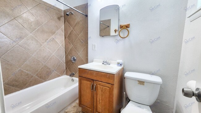 Building Photo - Incredible 3/2 in Irving!