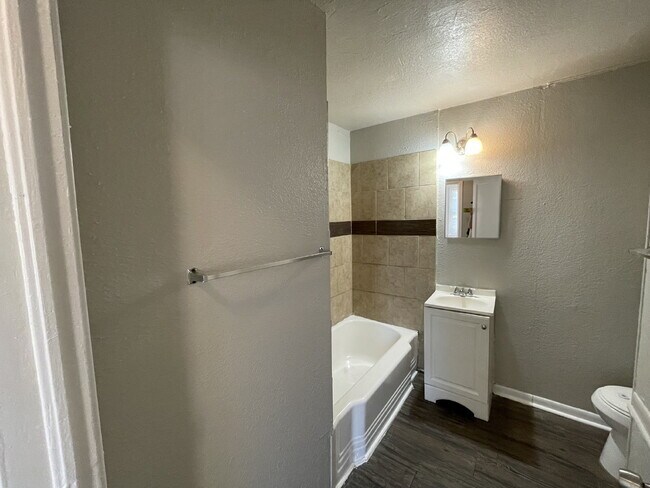 Building Photo - Little Pink House!! Little Pink House!! (1 bed/1bath)