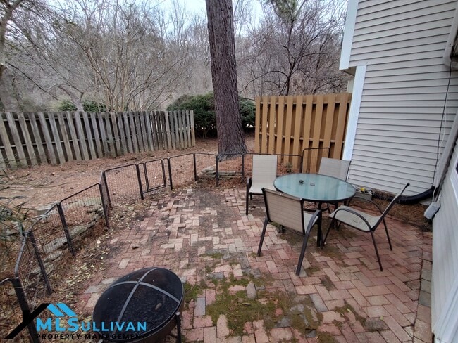 Building Photo - 220 Elizabeth St