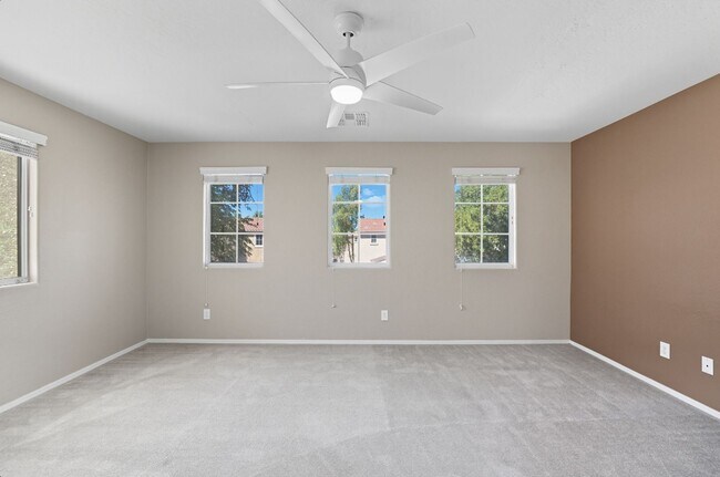 Building Photo - Stunning 3-bedroom, 2.5-bathroom home in t...