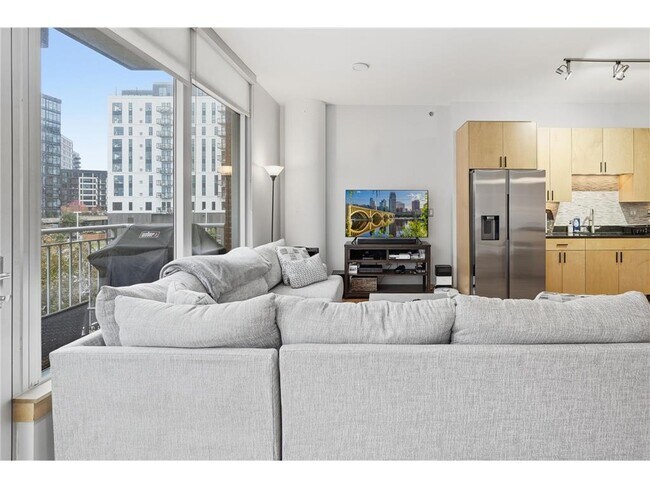 Building Photo - 215 10th Ave S