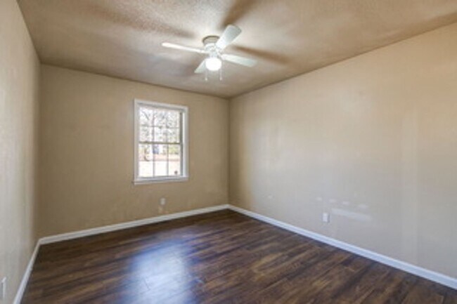 Building Photo - 212 Running Deer Dr
