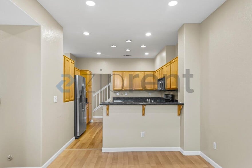 Building Photo - 916 Del Avion Ln