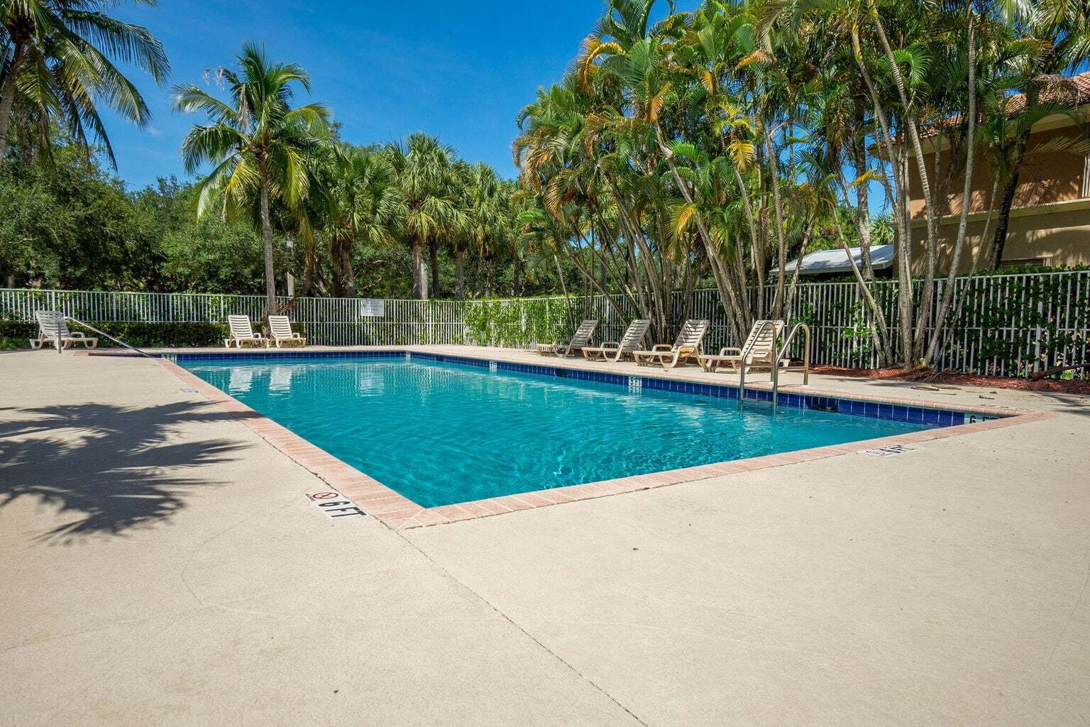 Building Photo - 213 River Bluff Ln