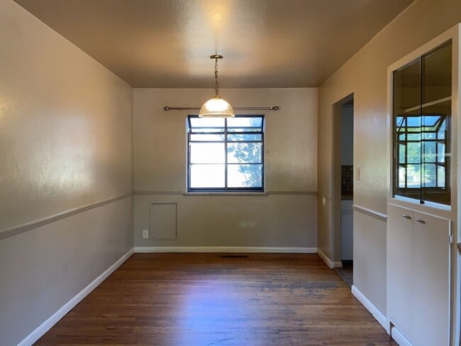 Building Photo - STUDENTS WELCOME! 5 Bed 2 Bath Ranch House w/ Basement