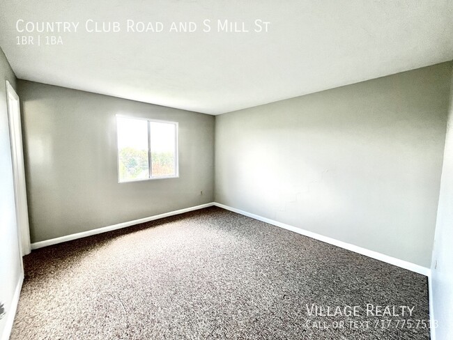 Building Photo - 811 Country Club Rd