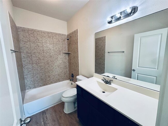 Building Photo - 2216 Creekside Ln