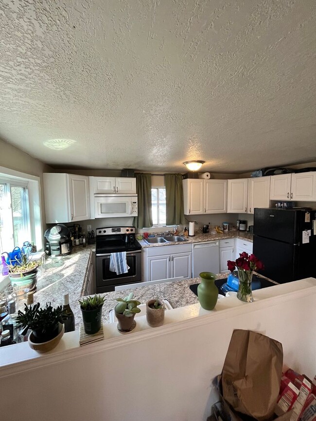 Building Photo - Stunning 4 Bed Home West of Drake