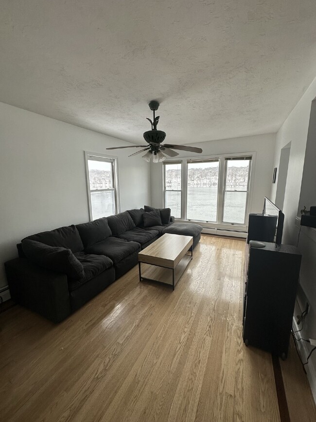 Building Photo - Luxurious 2 Bed, 2 Bath Rental on Lake Qui...