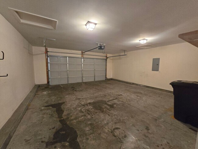 Building Photo - New Listing!!