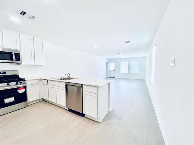 Building Photo - 3027 Mallorca Dr