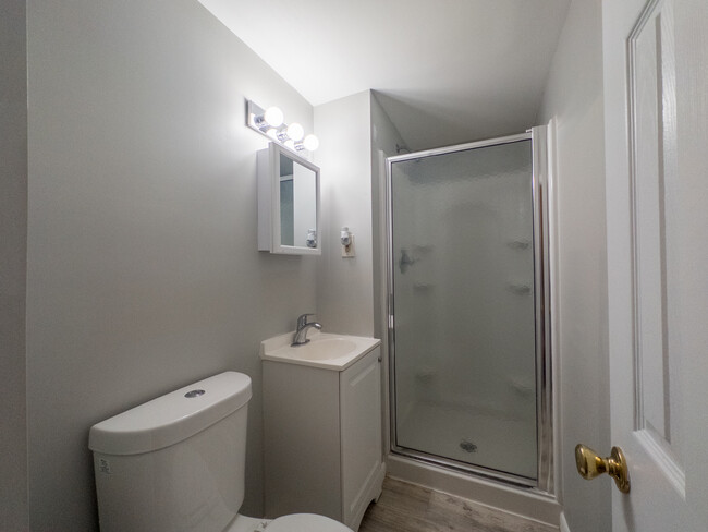 1 Bedroom Apartment Bathroom - School House - College Court