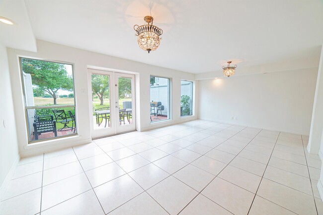 Building Photo - 1800 Country Club Dr