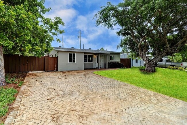 Building Photo - 1415 NE 25th St