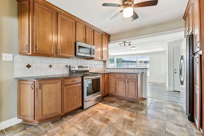Building Photo - Better Price! Old Jefferson 3 Bedroom! Clo...