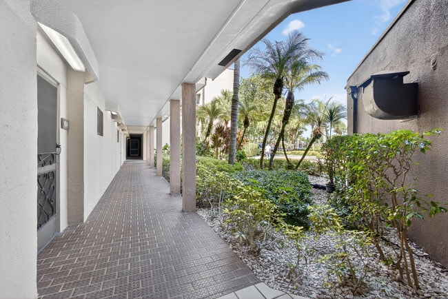 Building Photo - 4770 Fountains Dr S