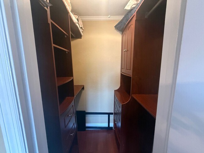 Building Photo - 405 Dunwoody St