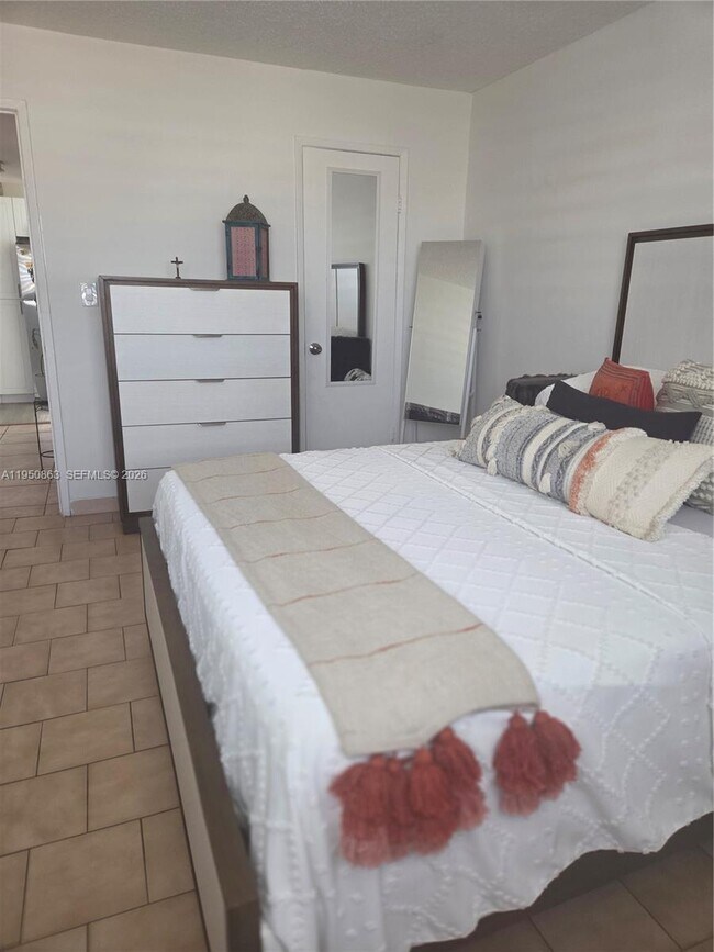 Building Photo - 8889 Fontainebleau Blvd