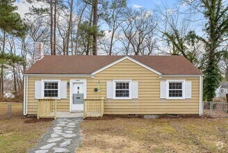 Building Photo - ADORABLE COTTAGE IN LAKESIDE