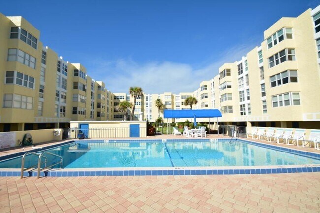 Building Photo - Villa Vista Condo  Available May 1st