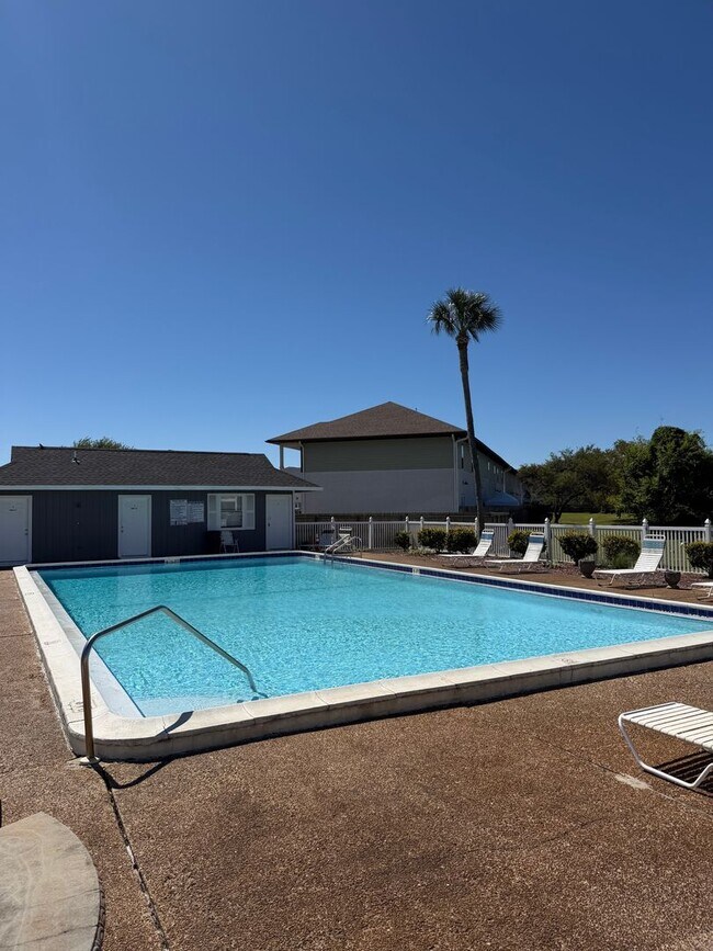 Building Photo - Coastal Living in the Heart of Destin