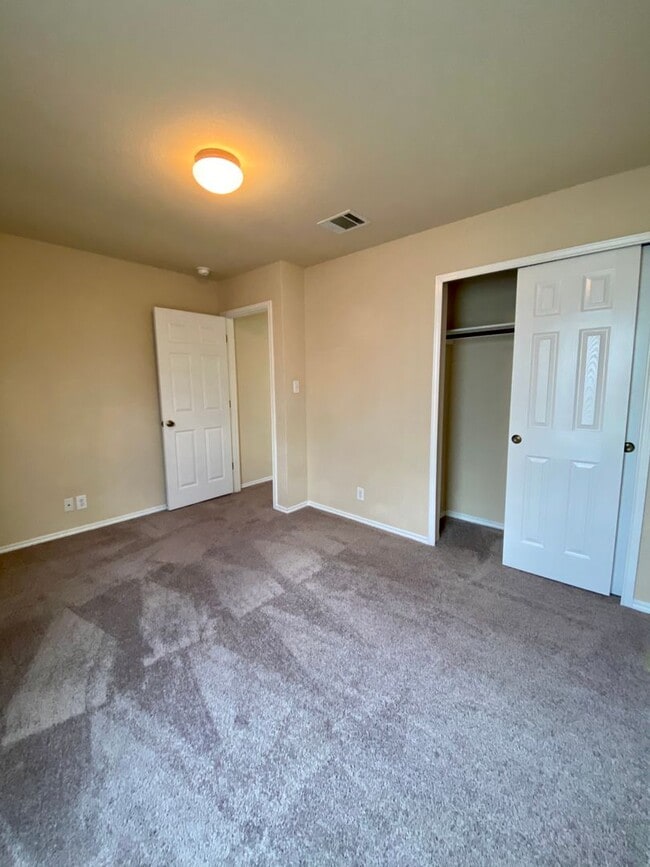 Building Photo - Charming New Braunfels Home Available for Immediate Move In