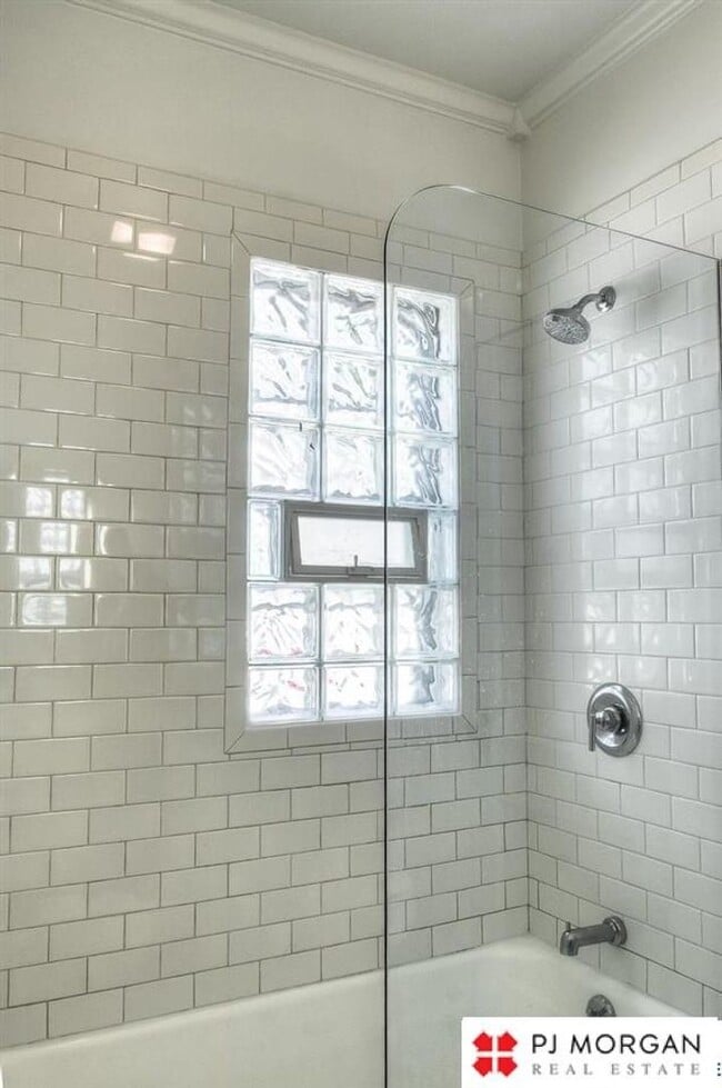 Building Photo - 810 S 58th St