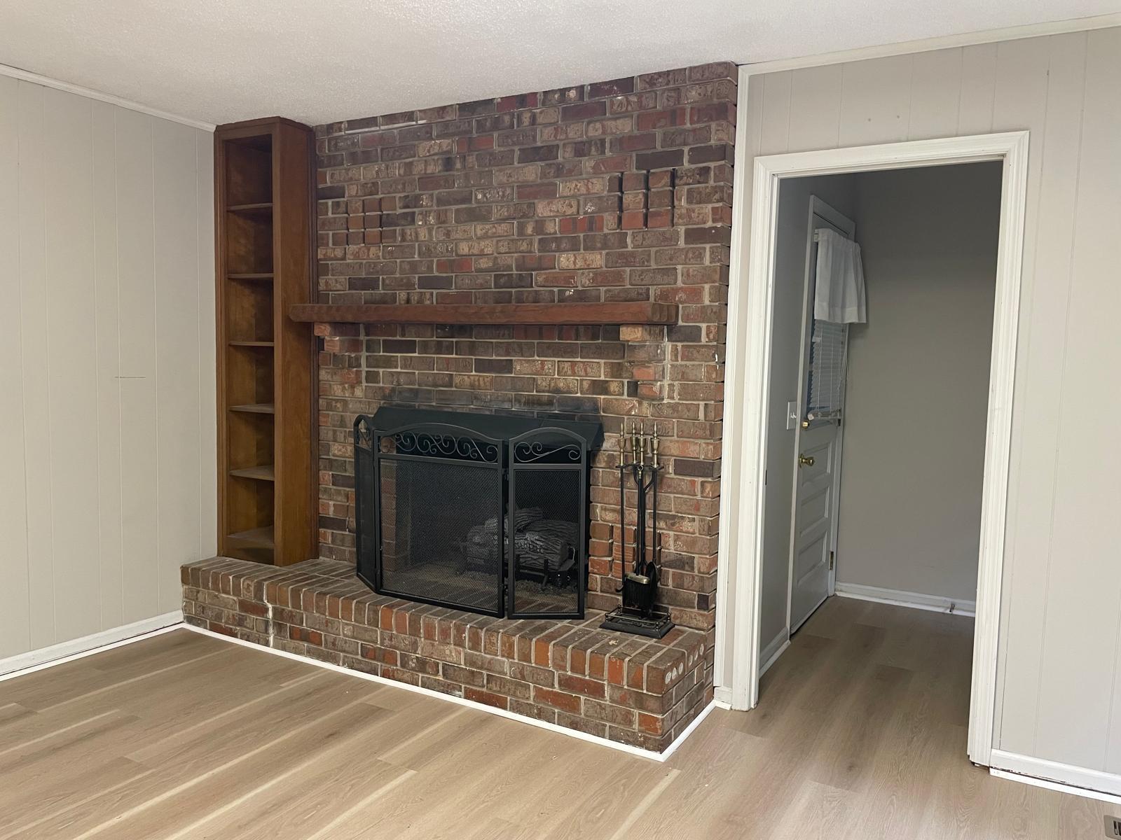 Fireplace / Access to laundry room and bonus room - 1936 Ashmore Ave