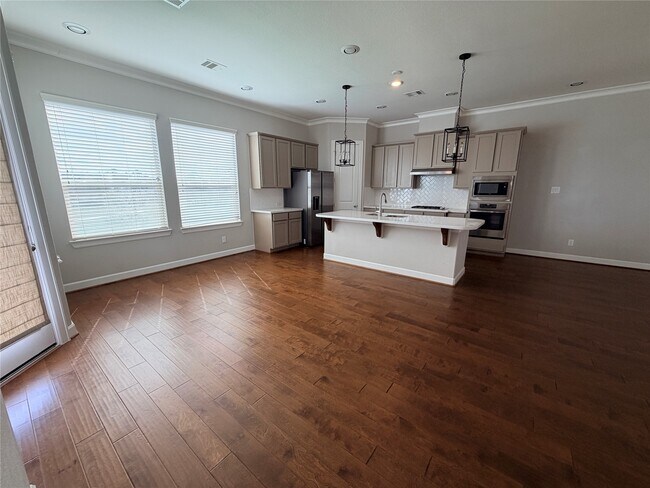 Building Photo - 2018 Royal Landing Dr