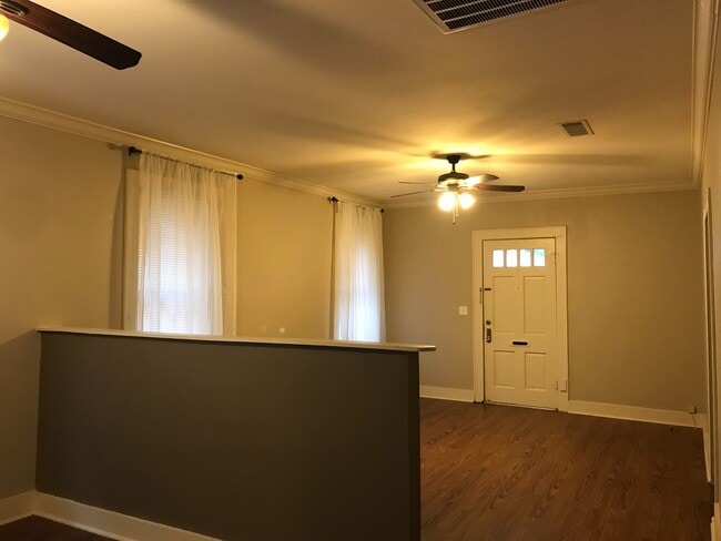 Building Photo - Super cute and updates throughout....