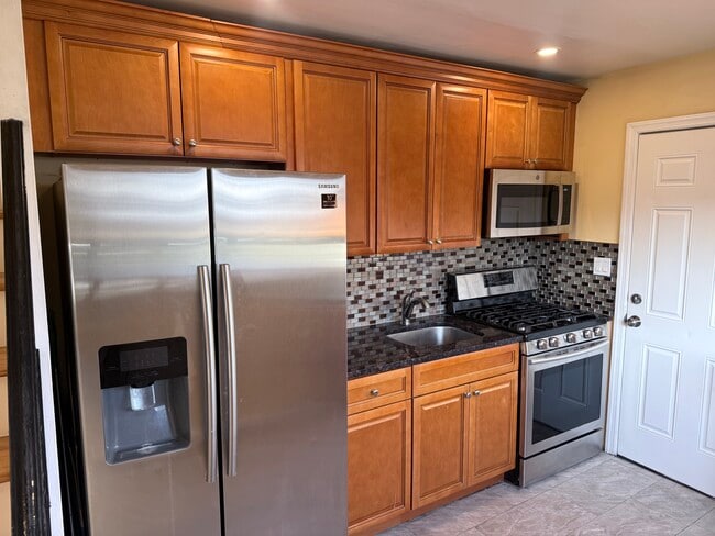 Building Photo - 21 Bellport Pl