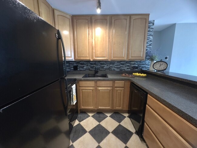 Building Photo - 5820 Oakwood Dr