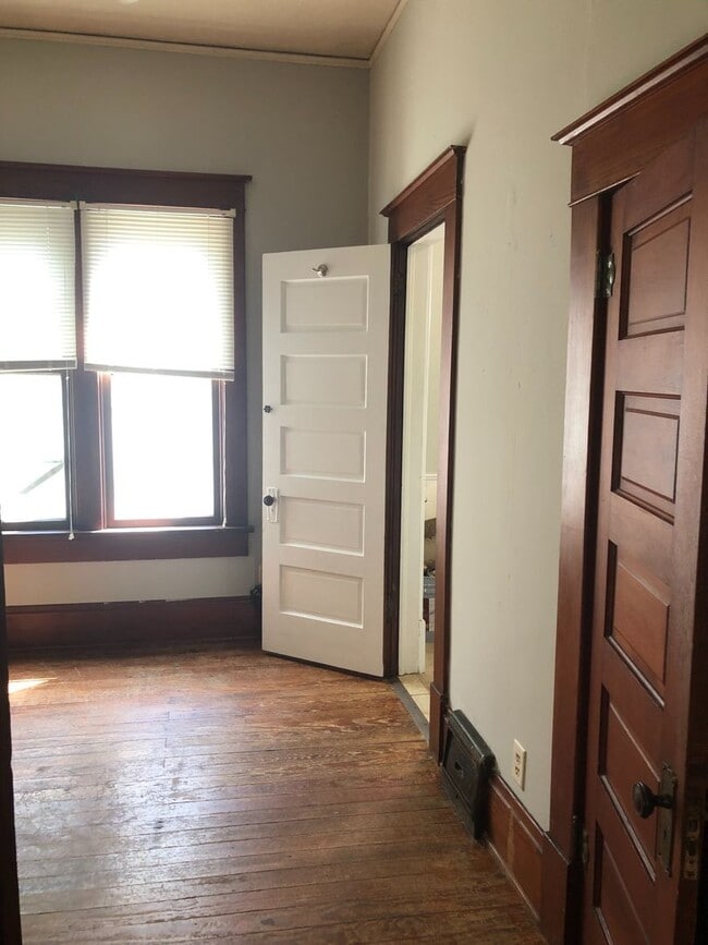 Building Photo - $795 - 2 bed 1 bath - Single Family Home