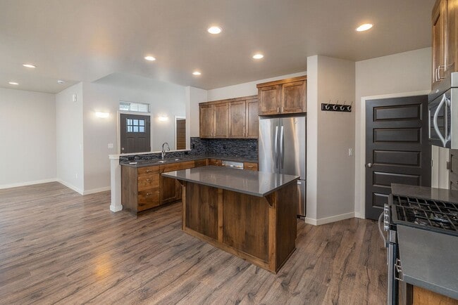 Building Photo - 3 Bdrm 2.5 bath newer home in a quiet SE c...
