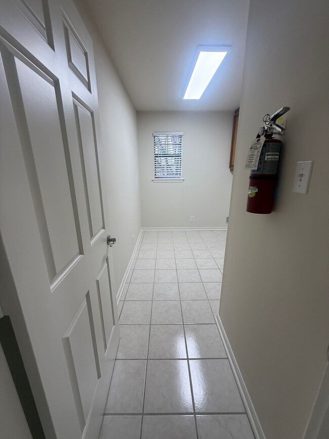 Building Photo - Garden Home