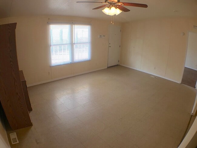 Building Photo - East El Paso 3 bed Refrig A/C