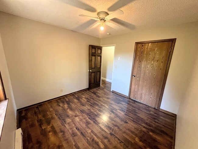 Building Photo - 4 bedroom Family  Home!