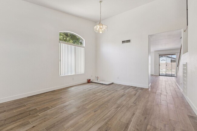 Building Photo - Spacious 2 Story 4 Bedroom 2.5 Bath Home Located in Circle Cross Ranch!