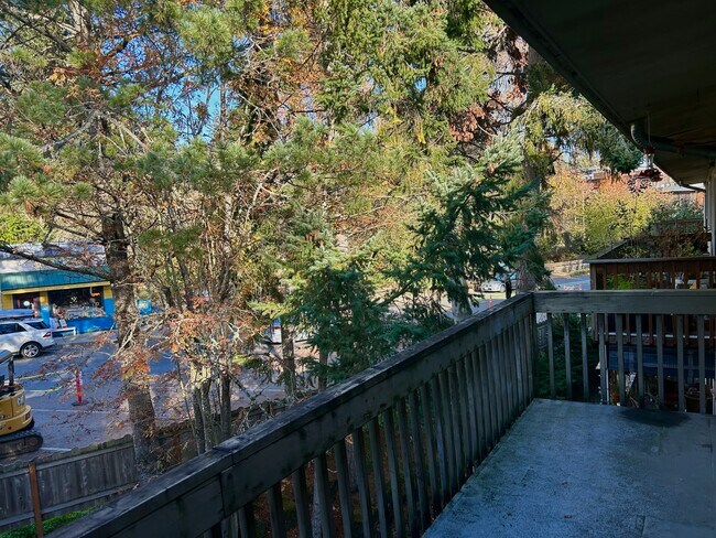 Building Photo - 465 Winslow Way E