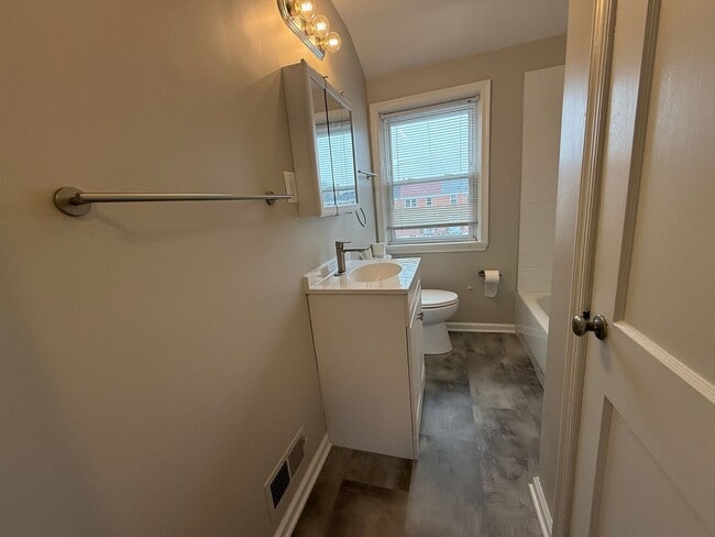 Building Photo - Newly Renovated! Charming & Spacious 3-Bed...