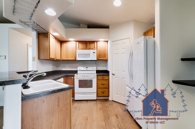 Building Photo - 1393 Caterpillar Ave N