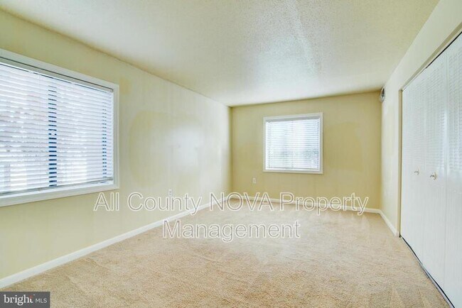 Building Photo - 613 Center St