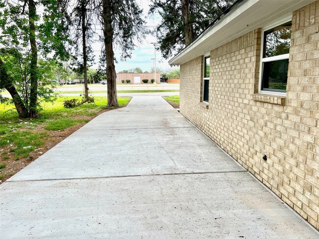 Building Photo - 813 Cedar Lawn Dr