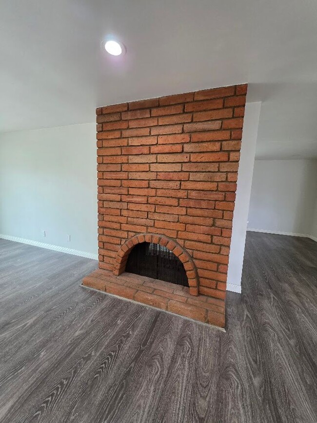 Building Photo - SPACIOUS 4BD/2BA WITH GARAGE, LAUNDRY AND ...