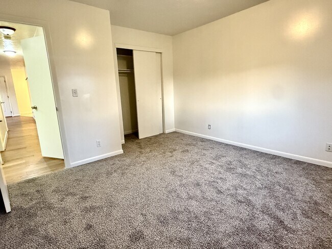 Building Photo - 966 Glendale St W