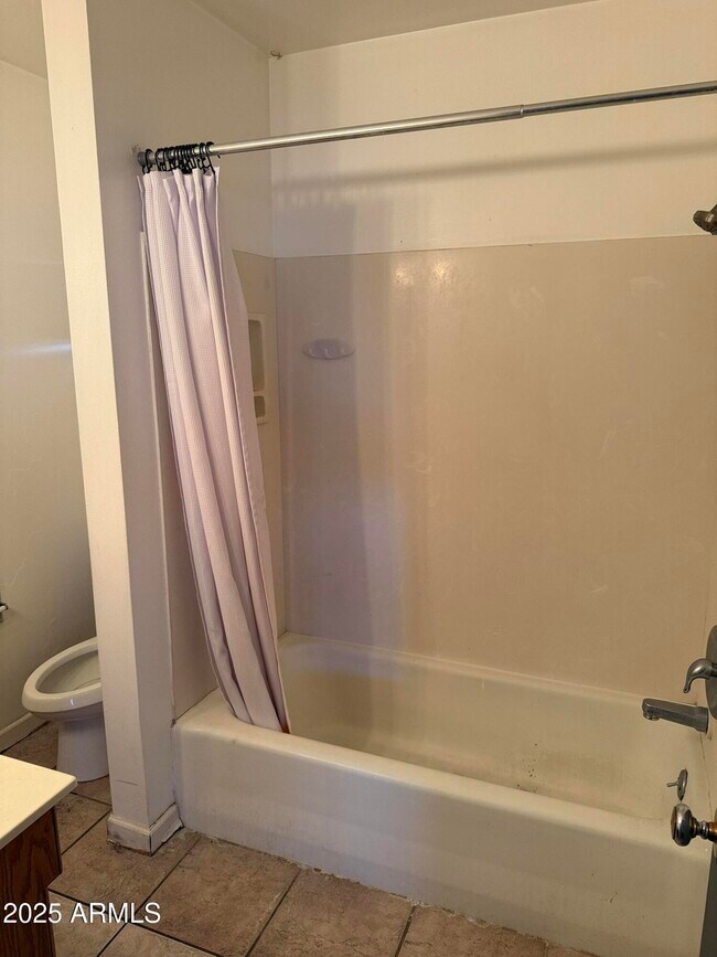 Building Photo - 223 E 2nd St