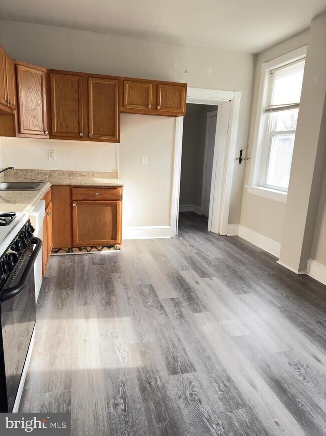 Building Photo - COMING SOON 9/1/2026- Spacious 5-Bedroom Home with Private Yard & Off-Street Parking in Upland