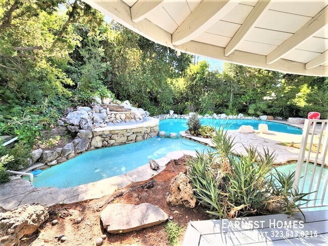 Building Photo - 4121 Hayvenhurst Dr