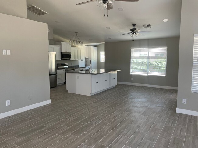 Building Photo - **BEAUTIFULLY RENOVATED 3 BEDROOM/2 BATHRO...